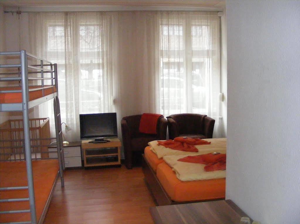 Pension Tempelhof Берлин Екстериор снимка